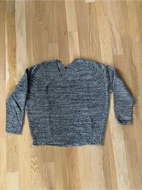 Uniqlo Women’s 3-D Knit Gray Marled V-Neck Sweater Long Sleeved